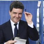 Ofițeri ai Poliției Române analizând dovezi digitale într-un dosar de instigare la violență și amenințare.