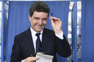 Ofițeri ai Poliției Române analizând dovezi digitale într-un dosar de instigare la violență și amenințare.