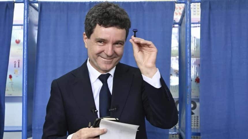 Ofițeri ai Poliției Române analizând dovezi digitale într-un dosar de instigare la violență și amenințare.