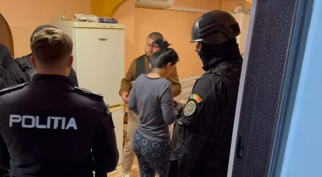 Trupele speciale de poliție verificând containere cu țigări de contrabandă în localitatea Giroc, județul Timiș.