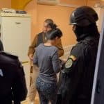 Trupele speciale de poliție verificând containere cu țigări de contrabandă în localitatea Giroc, județul Timiș.