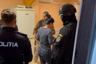 Trupele speciale de poliție verificând containere cu țigări de contrabandă în localitatea Giroc, județul Timiș.