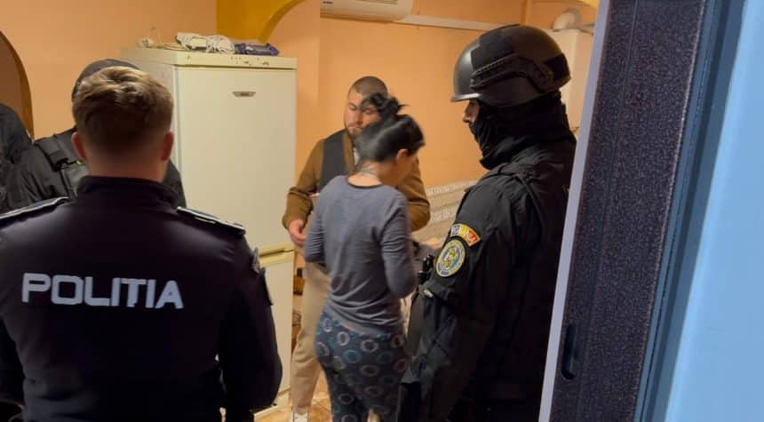 Trupele speciale de poliție verificând containere cu țigări de contrabandă în localitatea Giroc, județul Timiș.