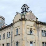 Fațada degradată a fostei Clinici de Oncologie din Timișoara, pusă la vânzare pentru 1,35 milioane de euro.