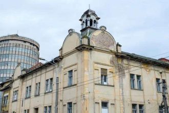 Fațada degradată a fostei Clinici de Oncologie din Timișoara, pusă la vânzare pentru 1,35 milioane de euro.