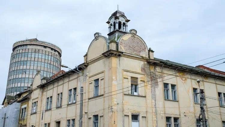 Fațada degradată a fostei Clinici de Oncologie din Timișoara, pusă la vânzare pentru 1,35 milioane de euro.
