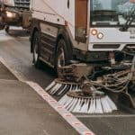 Utilaj modern al operatorului SaluT efectuând curățenia carosabilului până la bordură într-un cartier din Timișoara.