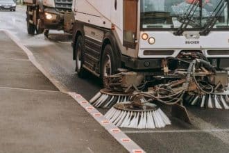 Utilaj modern al operatorului SaluT efectuând curățenia carosabilului până la bordură într-un cartier din Timișoara.