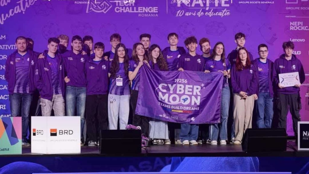 Elevii echipei CyberMoon de la Colegiul C.D. Loga lucrând la un robot pentru competiția FIRST Robotics Initiative.