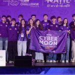 Elevii echipei CyberMoon de la Colegiul C.D. Loga lucrând la un robot pentru competiția FIRST Robotics Initiative.