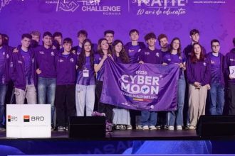 Elevii echipei CyberMoon de la Colegiul C.D. Loga lucrând la un robot pentru competiția FIRST Robotics Initiative.