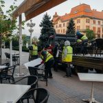 Echipele municipalității ridicând scaunele și mesele unei terase neautorizate din centrul Timișoarei.