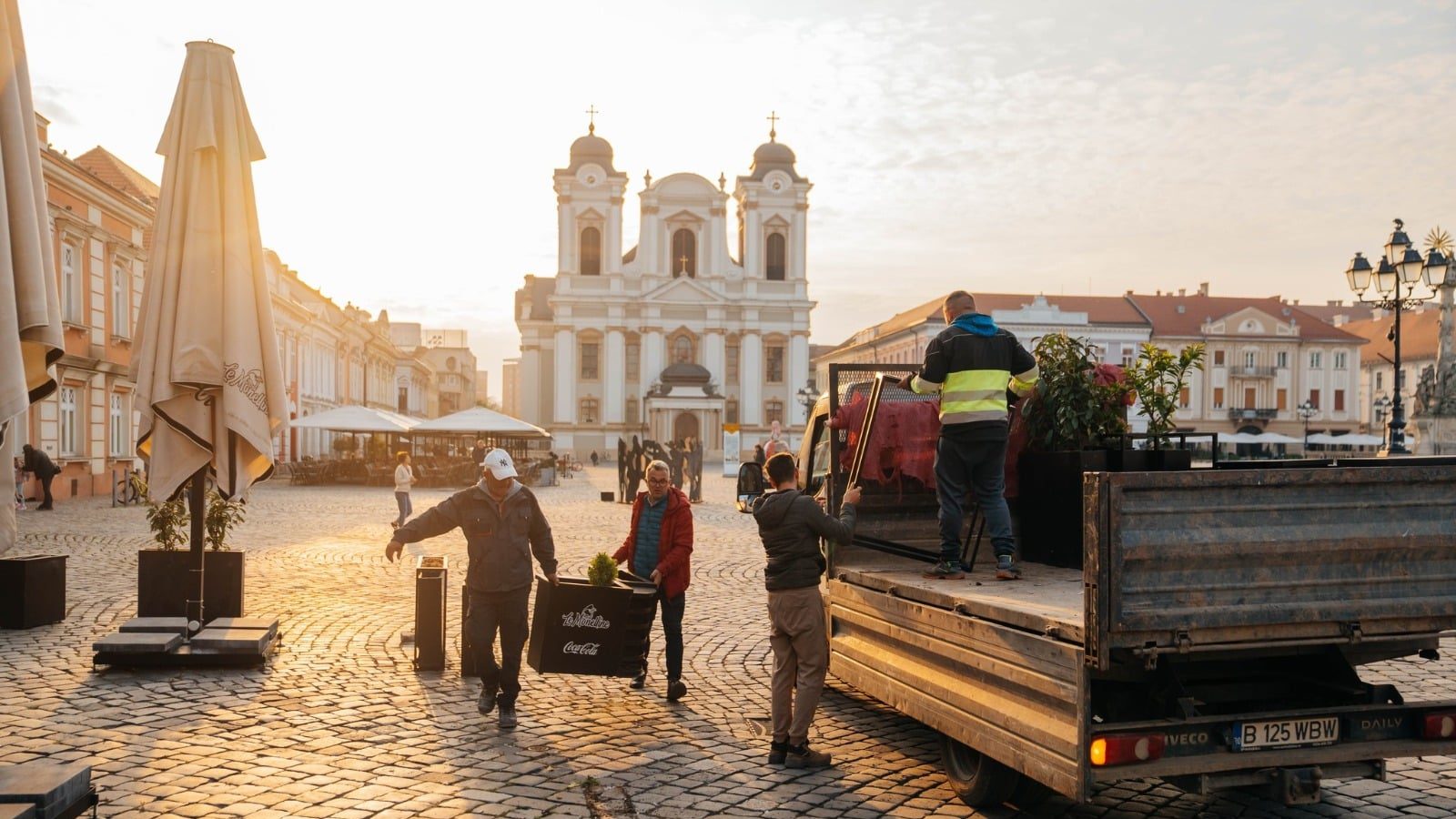 Echipele municipalității ridicând scaunele și mesele unei terase neautorizate din centrul Timișoarei.