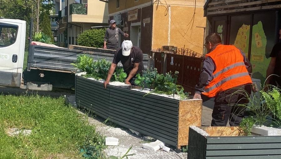 Echipele municipalității ridicând scaunele și mesele unei terase neautorizate din centrul Timișoarei.