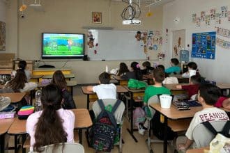Grup de elevi din județul Timiș participând la un atelier interactiv despre reciclare organizat de RETIM.