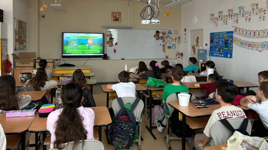 Grup de elevi din județul Timiș participând la un atelier interactiv despre reciclare organizat de RETIM.