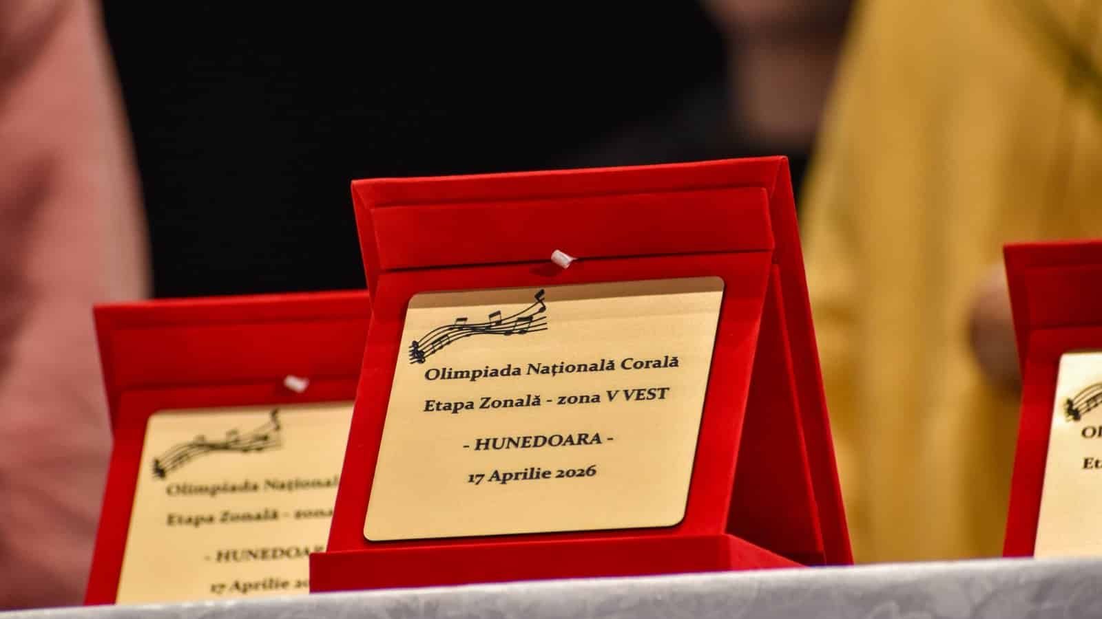 Elevii corului Armonii de la Liceul Iulia Hasdeu din Lugoj sărbătorind calificarea la etapa națională a Olimpiadei Corale.