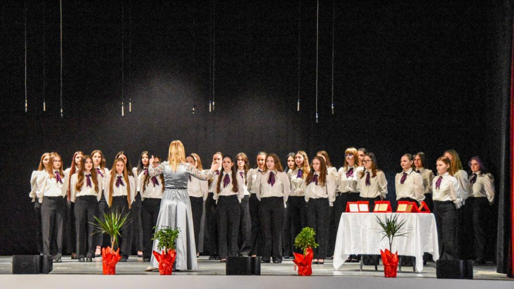 Elevii corului Armonii de la Liceul Iulia Hasdeu din Lugoj sărbătorind calificarea la etapa națională a Olimpiadei Corale.