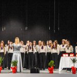 Elevii corului Armonii de la Liceul Iulia Hasdeu din Lugoj sărbătorind calificarea la etapa națională a Olimpiadei Corale.