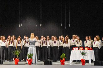 Elevii corului Armonii de la Liceul Iulia Hasdeu din Lugoj sărbătorind calificarea la etapa națională a Olimpiadei Corale.