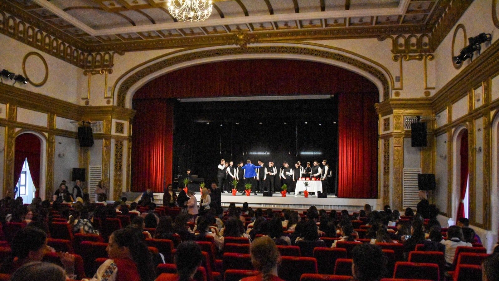 Elevii corului Armonii de la Liceul Iulia Hasdeu din Lugoj sărbătorind calificarea la etapa națională a Olimpiadei Corale.