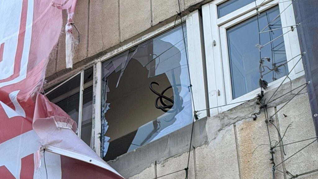 Pompierii ISU și Poliția Locală Timișoara intervenind pentru înlăturarea unor mesh-uri publicitare ilegale care riscau să cadă pe trotuar.