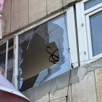 Pompierii ISU și Poliția Locală Timișoara intervenind pentru înlăturarea unor mesh-uri publicitare ilegale care riscau să cadă pe trotuar.