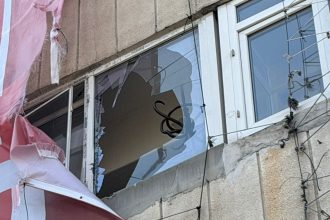 Pompierii ISU și Poliția Locală Timișoara intervenind pentru înlăturarea unor mesh-uri publicitare ilegale care riscau să cadă pe trotuar.