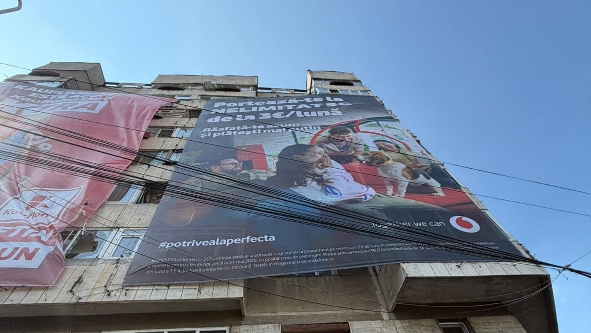 Pompierii ISU și Poliția Locală Timișoara intervenind pentru înlăturarea unor mesh-uri publicitare ilegale care riscau să cadă pe trotuar.