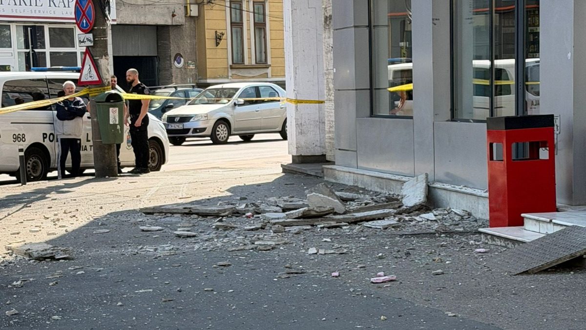 Pompierii ISU și Poliția Locală Timișoara intervenind pentru înlăturarea unor mesh-uri publicitare ilegale care riscau să cadă pe trotuar.