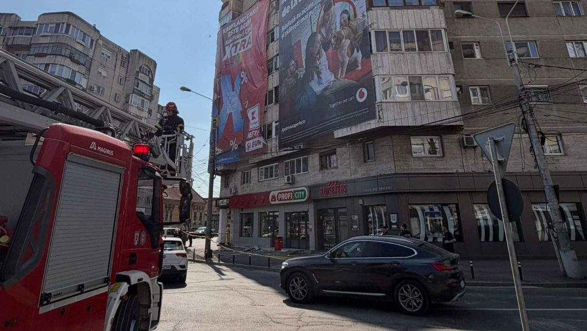 Pompierii ISU și Poliția Locală Timișoara intervenind pentru înlăturarea unor mesh-uri publicitare ilegale care riscau să cadă pe trotuar.