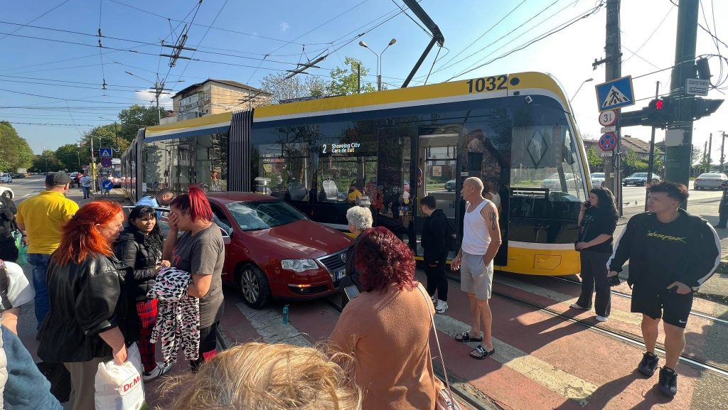 Echipaj SMURD și pompieri intervenind la locul accidentului dintre un tramvai și un autoturism la intersecția Bulevardul Dâmbovița cu Strada Banatul.