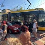 Echipaj SMURD și pompieri intervenind la locul accidentului dintre un tramvai și un autoturism la intersecția Bulevardul Dâmbovița cu Strada Banatul.