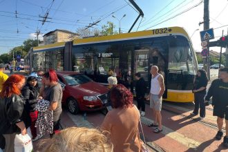 Echipaj SMURD și pompieri intervenind la locul accidentului dintre un tramvai și un autoturism la intersecția Bulevardul Dâmbovița cu Strada Banatul.