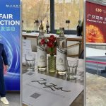 Standul apei Aur’a la Canton Fair 2026 din China, cu fondatorul Horațiu Rada prezentând produsul partenerilor internaționali.