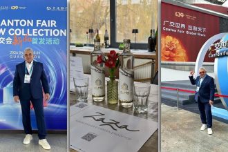 Standul apei Aur’a la Canton Fair 2026 din China, cu fondatorul Horațiu Rada prezentând produsul partenerilor internaționali.