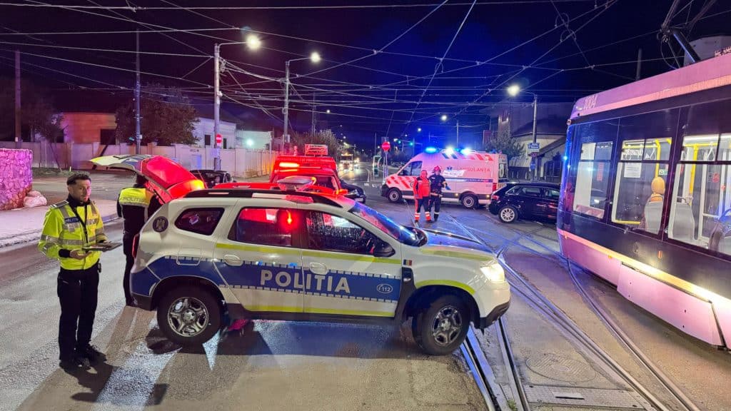 Masini avariate în intersecția Bulevardul Liviu Rebreanu cu strada Drubeta după un accident cauzat de trecerea pe culoarea roșie.