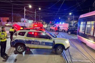 Masini avariate în intersecția Bulevardul Liviu Rebreanu cu strada Drubeta după un accident cauzat de trecerea pe culoarea roșie.