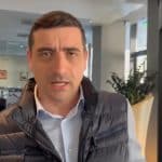 Liderul AUR, George Simion, oferind declarații jurnaliștilor la un hotel din Timișoara, înaintea ședinței regionale PSD.