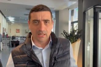 Liderul AUR, George Simion, oferind declarații jurnaliștilor la un hotel din Timișoara, înaintea ședinței regionale PSD.