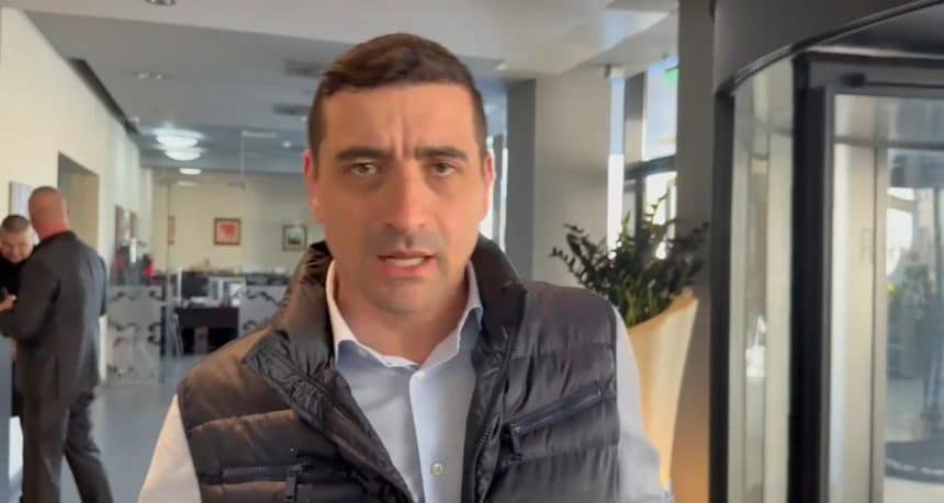 Liderul AUR, George Simion, oferind declarații jurnaliștilor la un hotel din Timișoara, înaintea ședinței regionale PSD.
