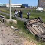 Autoturism răsturnat în afara carosabilului pe drumul județean DJ 691, în apropiere de Giarmata, după o coliziune spate.