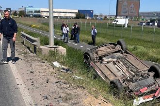 Autoturism răsturnat în afara carosabilului pe drumul județean DJ 691, în apropiere de Giarmata, după o coliziune spate.