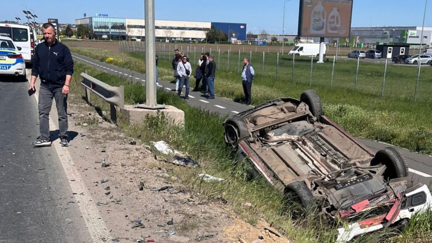 Autoturism răsturnat în afara carosabilului pe drumul județean DJ 691, în apropiere de Giarmata, după o coliziune spate.