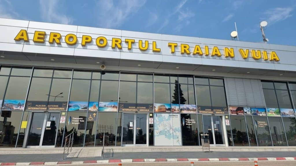Miniștrii Radu Oprea și Bogdan Ivan pe Aeroportul Internațional Timișoara, acuzați de tratament preferențial la controlul pașapoartelor.