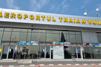 Miniștrii Radu Oprea și Bogdan Ivan pe Aeroportul Internațional Timișoara, acuzați de tratament preferențial la controlul pașapoartelor.