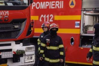 Autospeciale ISU și o ambulanță SMURD cu semnalele luminoase pornite la locul unui accident în localitatea Costești.