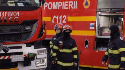 Autospeciale ISU și o ambulanță SMURD cu semnalele luminoase pornite la locul unui accident în localitatea Costești.