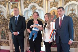 George Simion și Valer Kovacs la ceremonia de botez din Timișoara, marcând relația personală și politică dintre cei doi.
