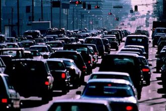 Echipe de recenzori DRDP monitorizând traficul pe un drum național din vestul țării pentru actualizarea bazei de date tehnice.